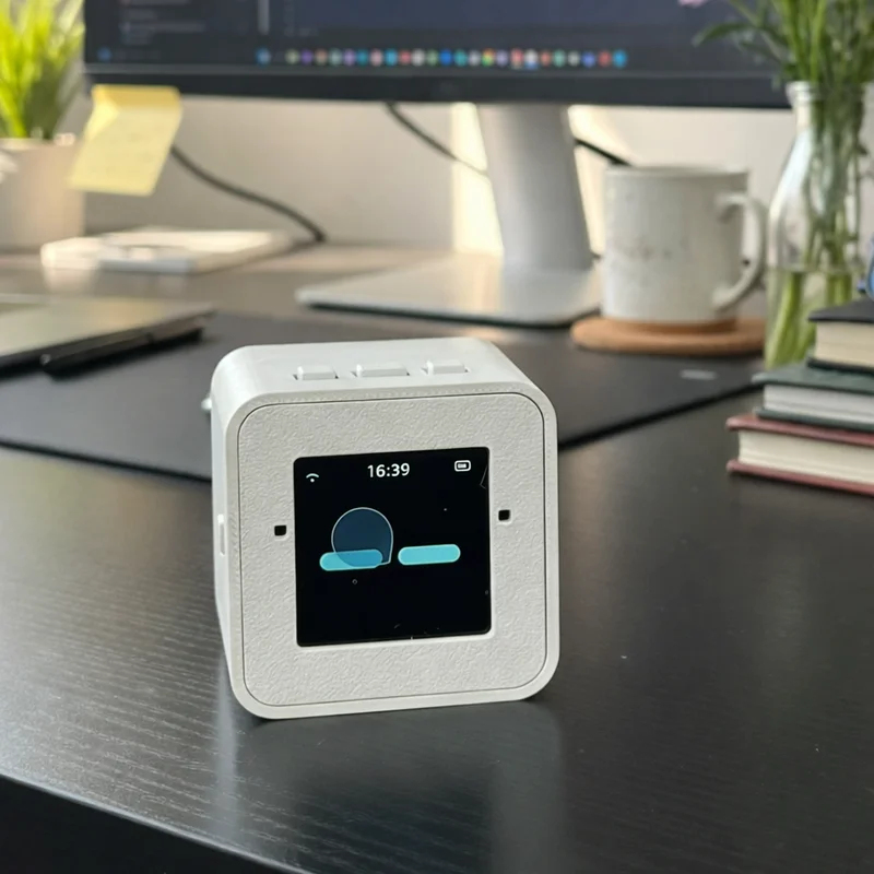 2026 Best-Selling Mini AI Robot Intelligent Voice Chat Robot, Emotional Interaction, Personalized AI Companion, Interactive Desk